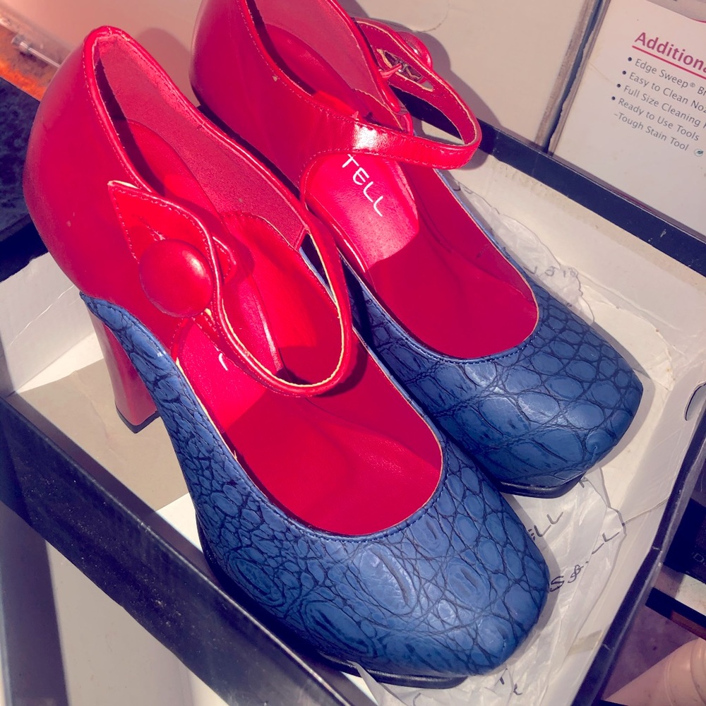 Kiss and tell heels